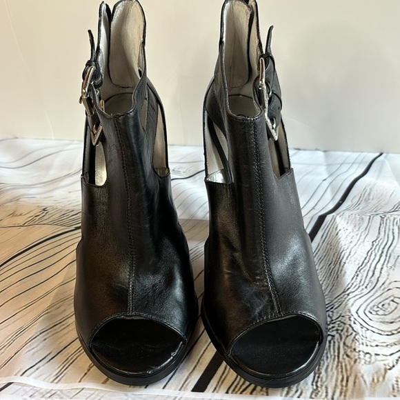 GUESS Peep Toe Double Buckle Straps Back Zip Heel Sandals Size 9 - Picture 2 of 12